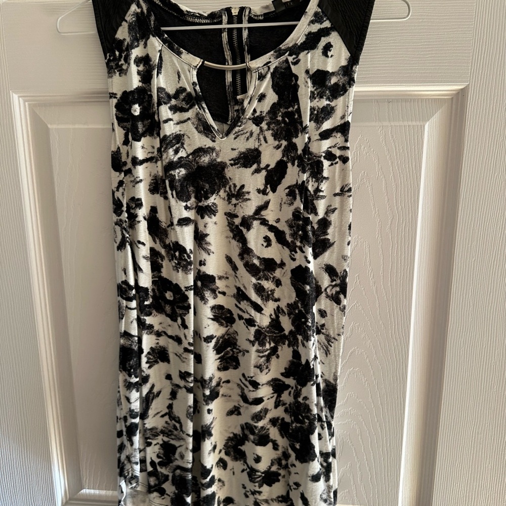 Dynamite Monochrome Floral Tank Top